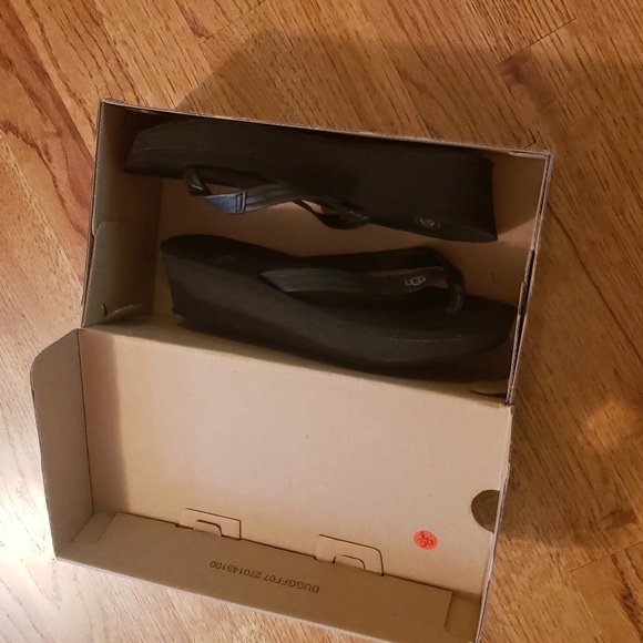 UGG Flip Flop Sandals - Black- size: 7 - Picture 10 of 10